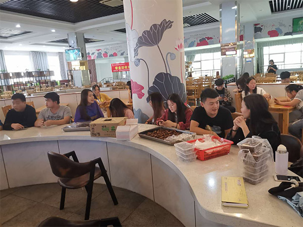 黃岡職院端午節包粽子活動